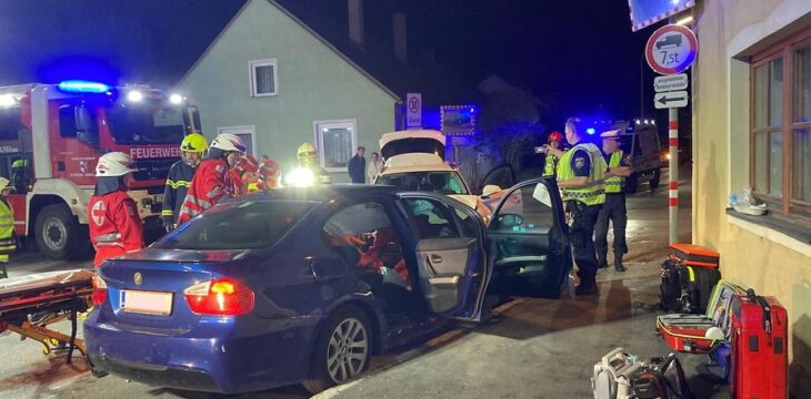 Verkehrsunfall mit einer eingeklemmten Person • 15. Mai 2024, 23:28 Uhr